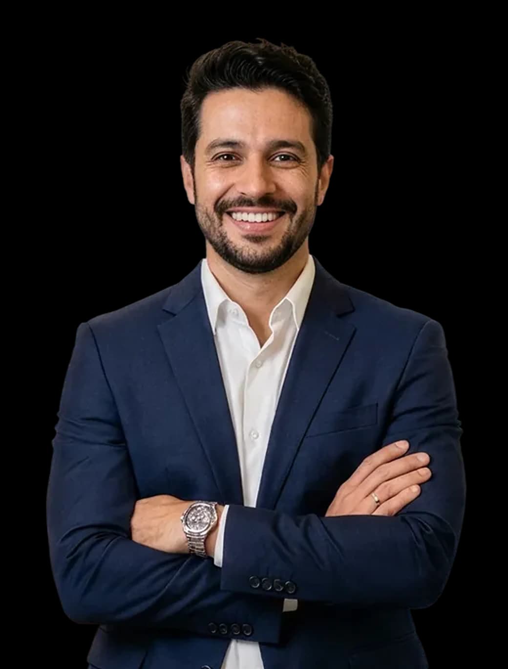Especialista sorrindo, de braços cruzados, com terno azul-marinho